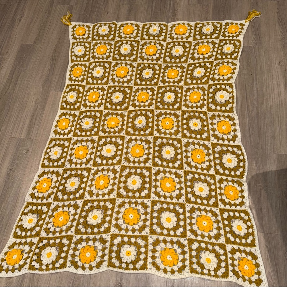 Crocheted blanket with 2 matching pillows, granny square motif - Picture 3 of 5